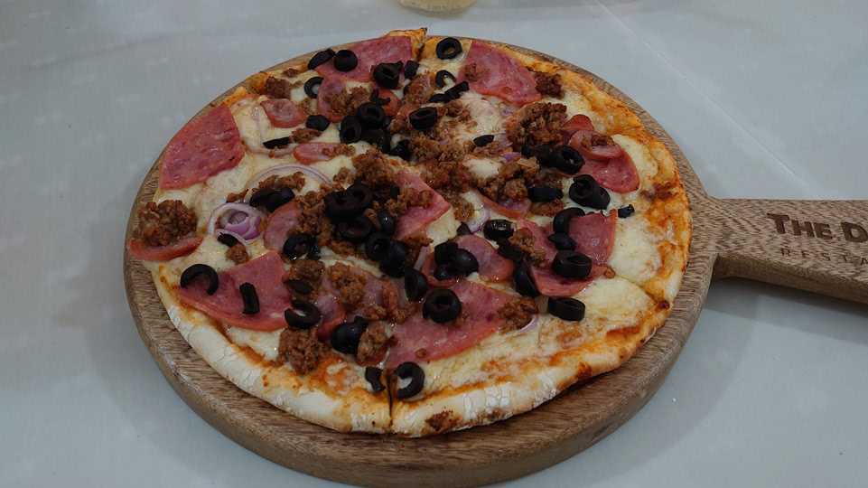 sbm-werft-arbeiten-leckere-pizza