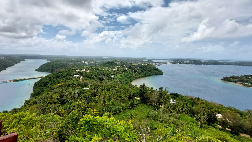 haapai-nach-vavau-mt-talau-wasser-links-und-rechts