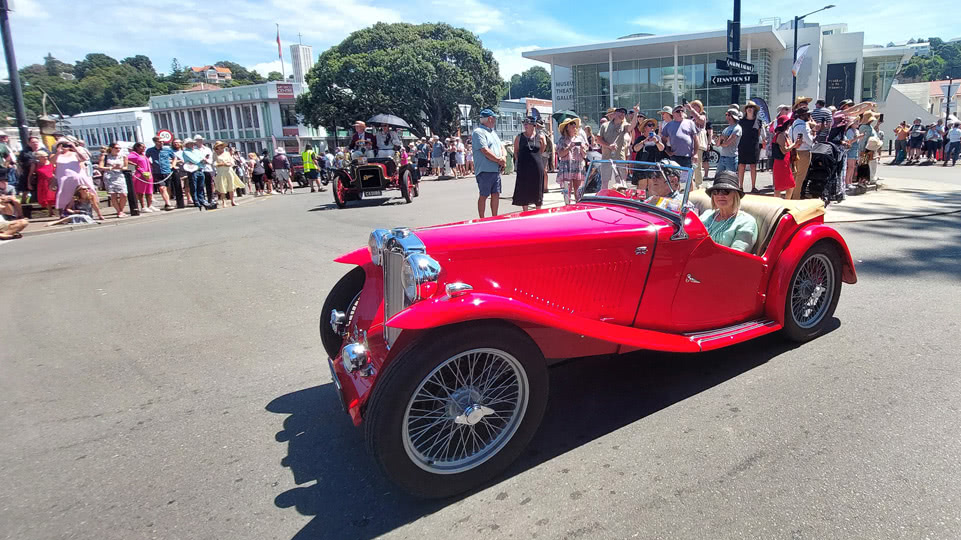 neuseeland-bis-taupo-napier-mg-rot