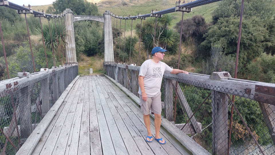 neuseeland-bis-taupo-springvale-suspension-bridge-allan