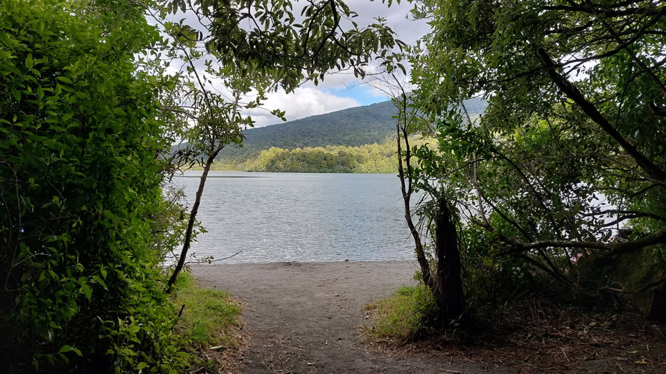 neuseeland-bis-turangi-lake-rotopounamu-bank