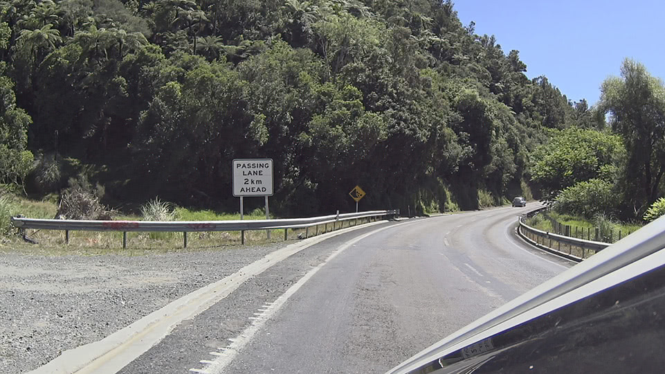 neuseeland-bis-turangi-on-the-road-passing-lane