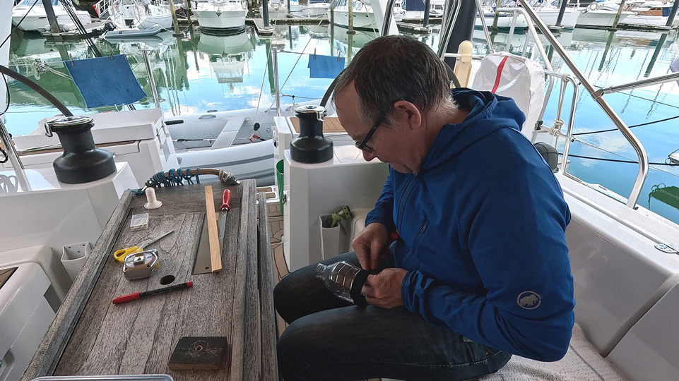 neuseeland-bootsarbeiten-allan-petflasche-koecher