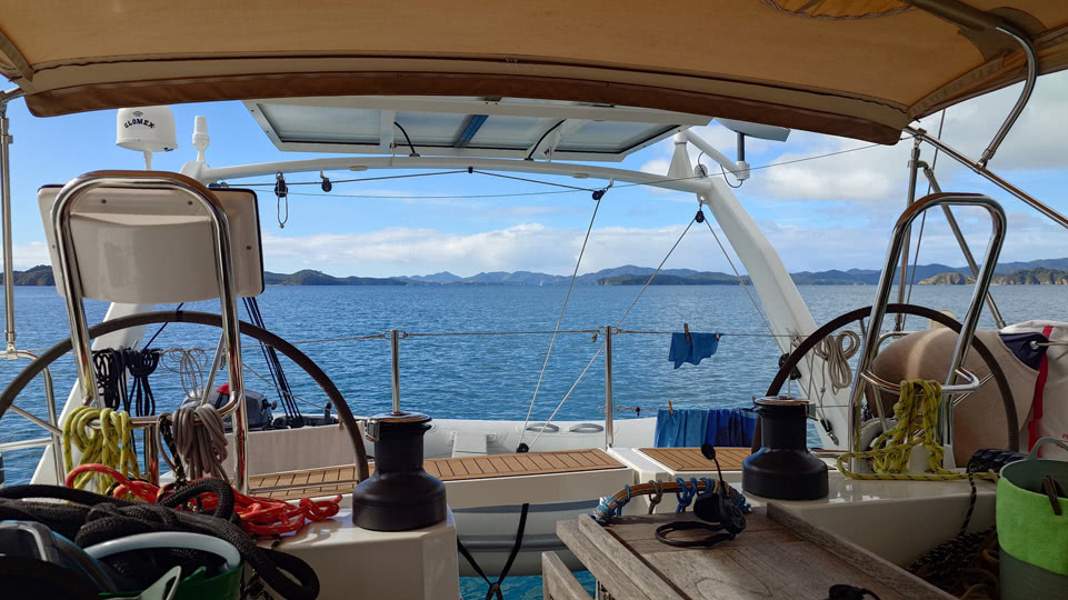 neuseeland-bootsarbeiten-aussicht-am-anker