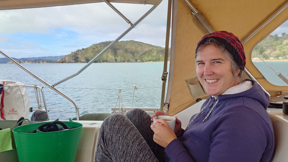 neuseeland-bootsarbeiten-nelly-heisse-schokolade-am-anker