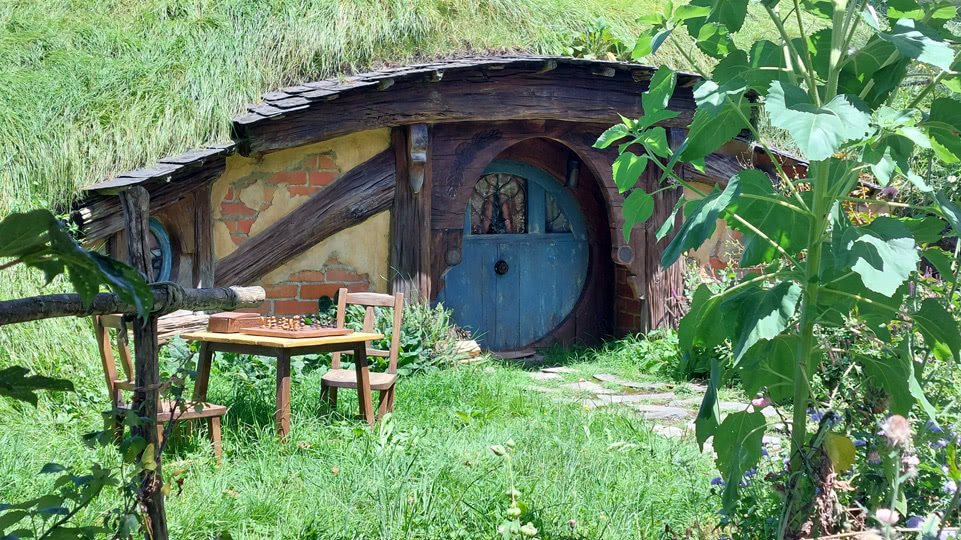 neuseeland-hobbiton-filmset-blaue-tuer