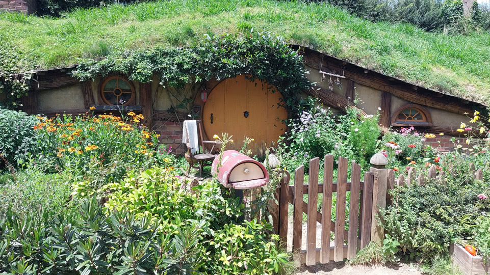 neuseeland-hobbiton-filmset-haus-dunkelgelbe-tuer