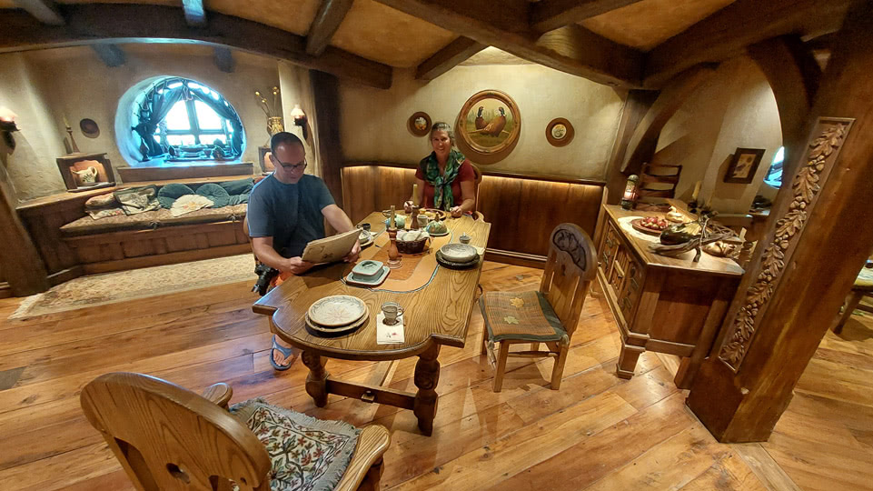 neuseeland-hobbiton-filmset-innen-wohnzimmer