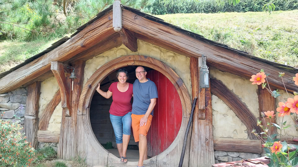 neuseeland-hobbiton-filmset-nelly-und-allan-bei-frodo