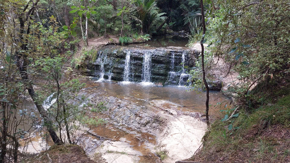 neuseeland-hobbiton-omeru-reserve-wasserfall