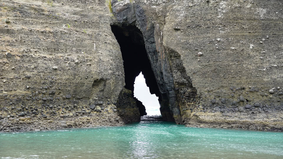 neuseeland-hobbiton-piha-taitomo-rock