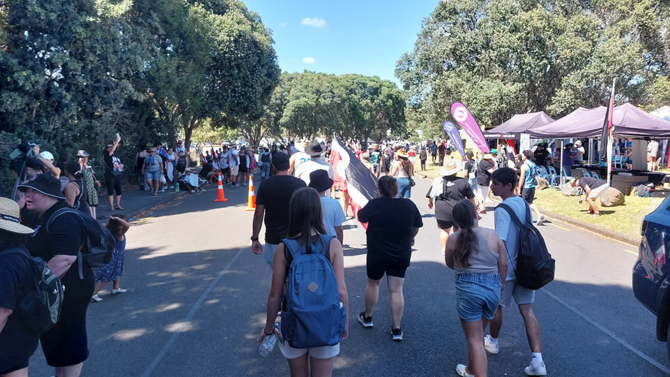 neuseeland-westkueste-waitangi-day-menschenmassen