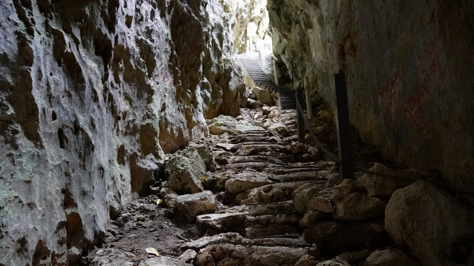 niue-ausflug-anapala-chasm-treppe