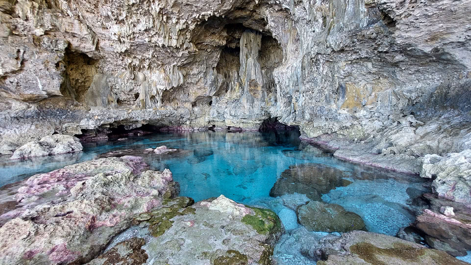niue-ausflug-avaiki-cave-lagune