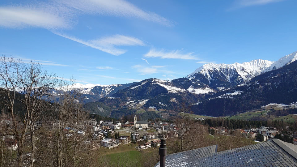 schweiz-laax-aussicht-dorf