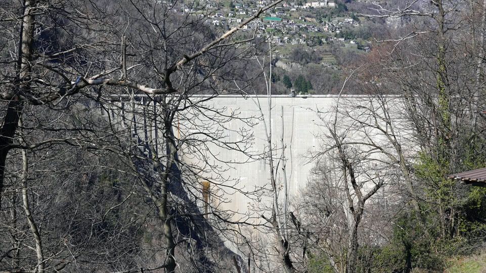 schweiz-tessin-verzasca-staudamm