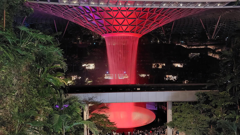 singapur-airport-jewel-vortex-under-the-light-show