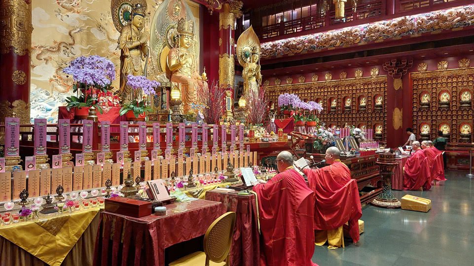 singapur-chinatown-buddha-tooth-relic-temple-zeremonie