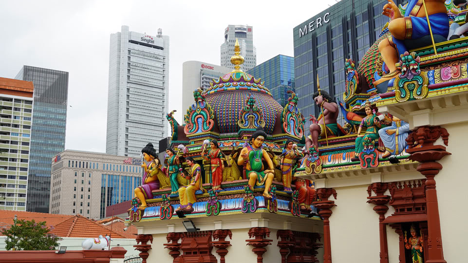 singapur-chinatown-sri-mariamman-tempel-dach-und-skyline