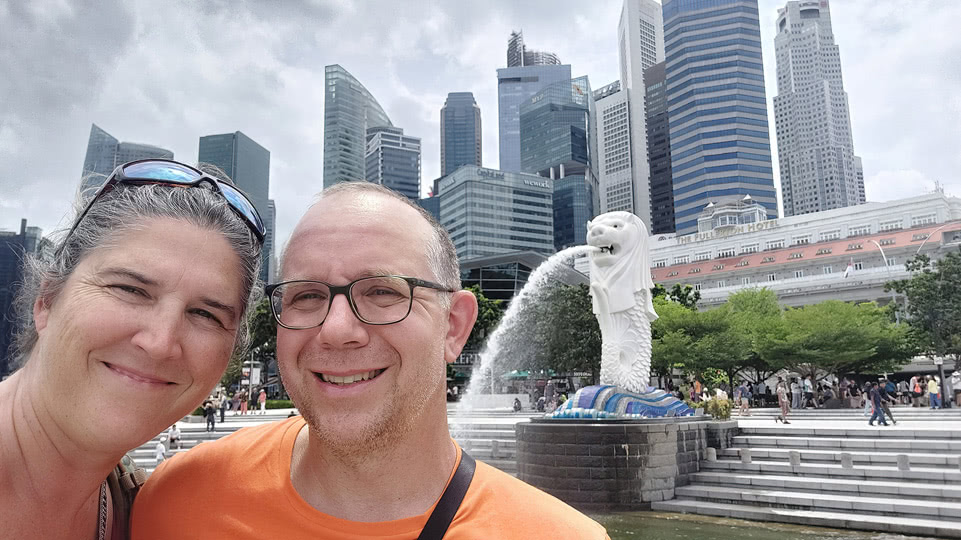 singapur-merlion-skyline-selfie