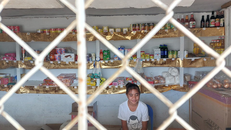 tonga-buckelwale-kiosk-einkaufen