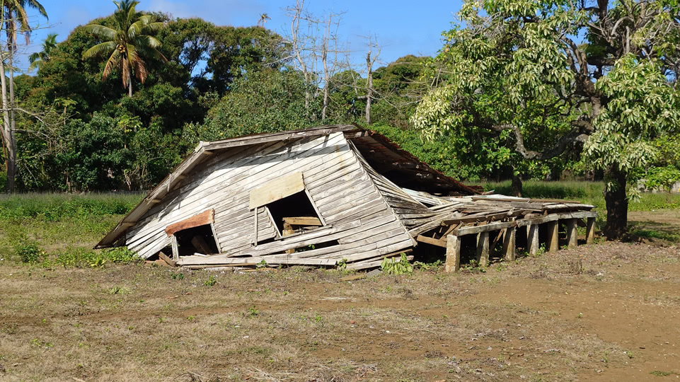 tonga-buckelwale-lofanga-bruchbude