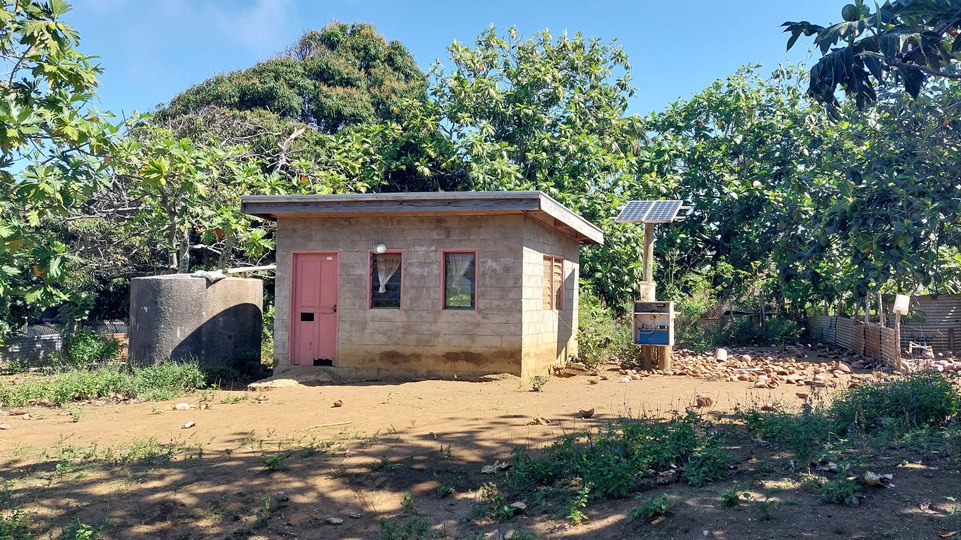 tonga-buckelwale-lofanga-haus-solarstrom