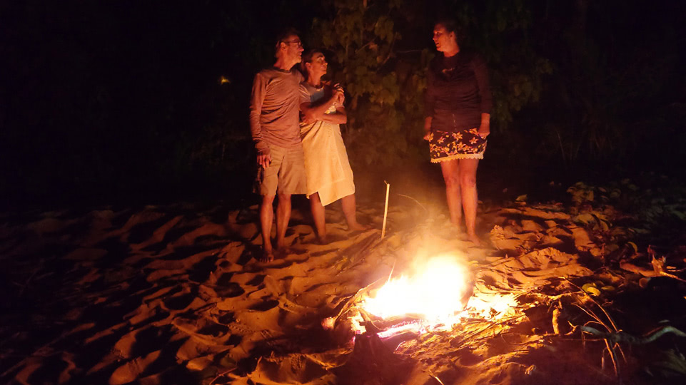 tonga-buckelwale-strandfeuer-dunkel