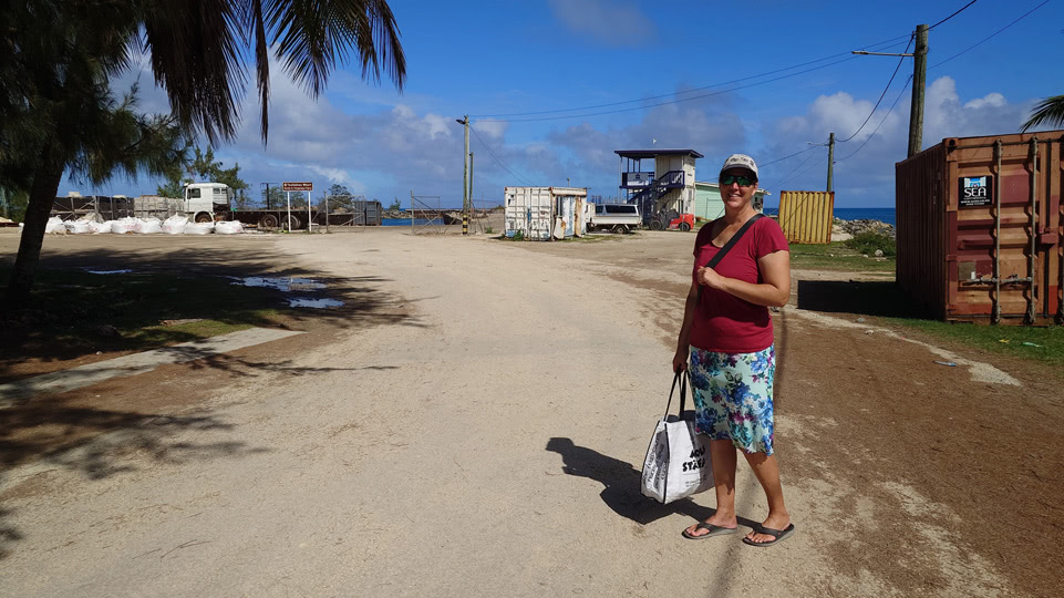 tonga-sehnsuchtsplatz-nelly-nach-einkauf