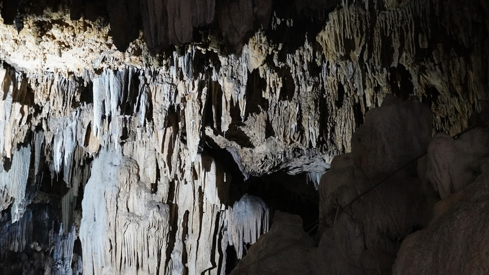 tonga-tongatapu-anahulu-cave-stalaktiten