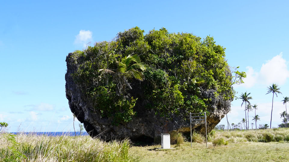 tonga-tongatapu-tsunami-rock