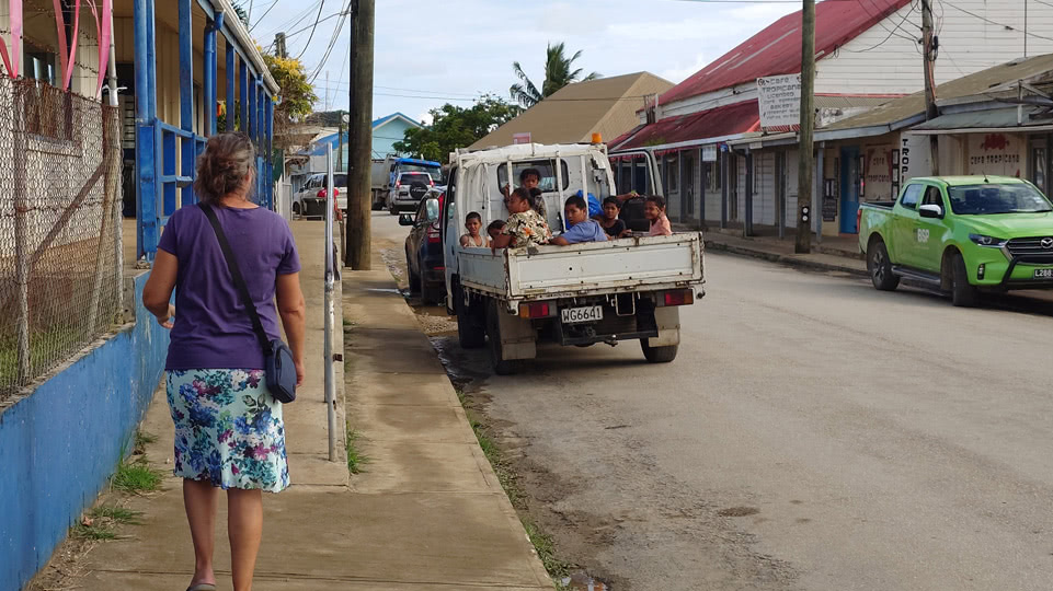 vavau-bis-nach-tongatapu-neiafu-schulbus