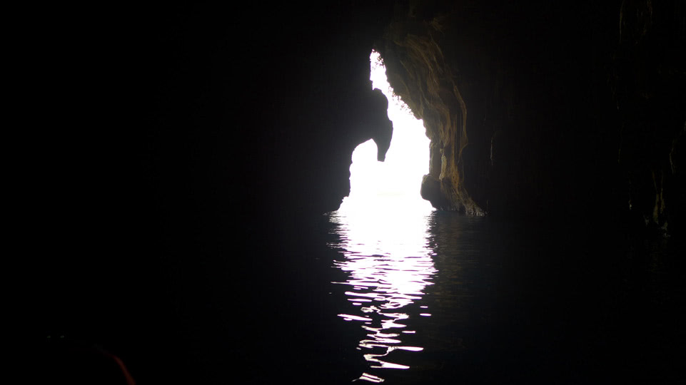 vavau-bis-nach-tongatapu-swallows-cave-eingang