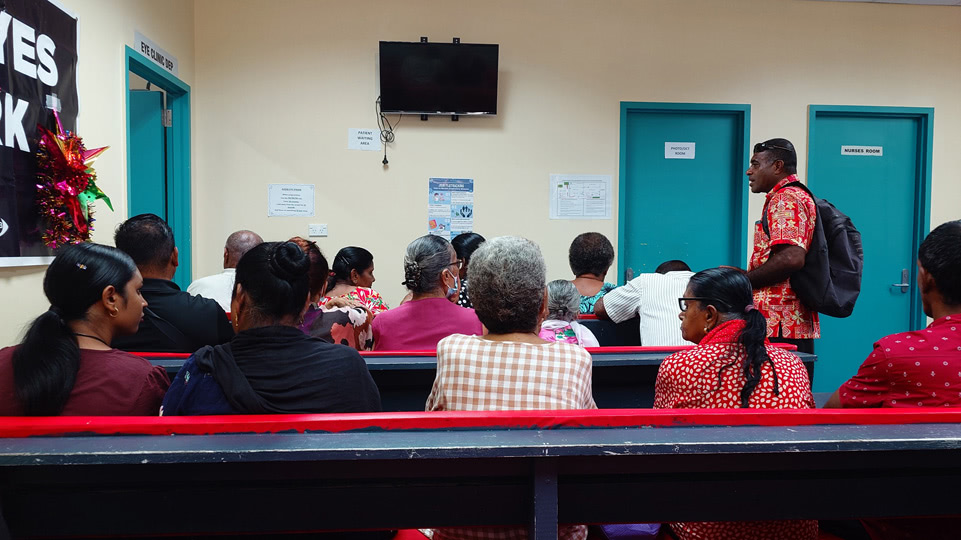 fiji-savusavu-zyklonsaison-augenklinik-wartebereich