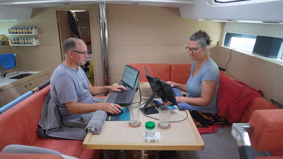 fiji-savusavu-zyklonsaison-computer-arbeit