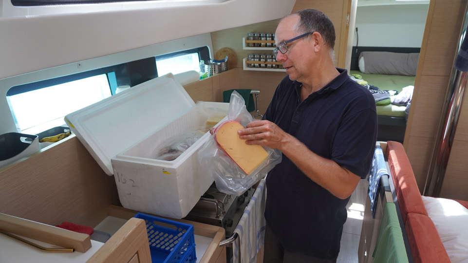 fiji-savusavu-zyklonsaison-kaeselieferung-auspacken