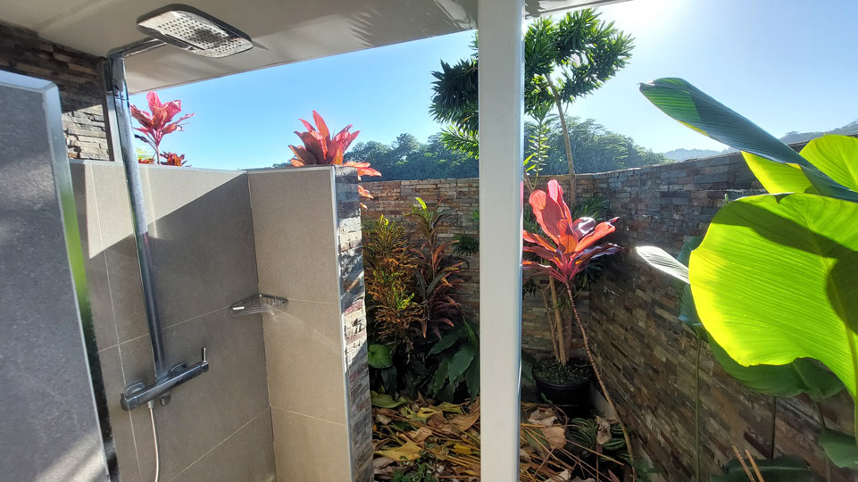 fiji-savusavu-zyklonsaison-nawi-island-dusche