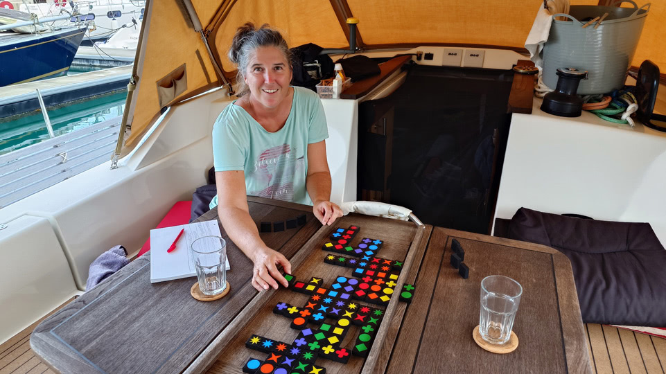 fiji-savusavu-zyklonsaison-qwirkle-spielen