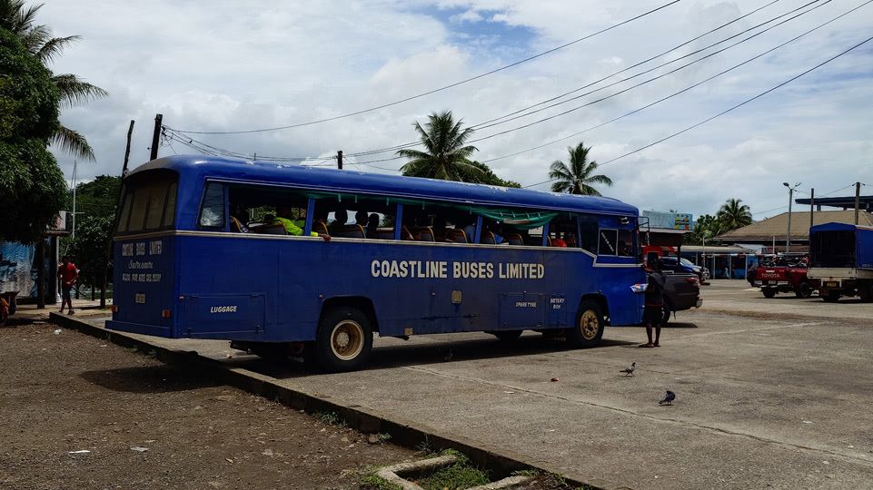 fiji-savusavu-zyklonsaison-savusavu-busbahnhof-oldtimer