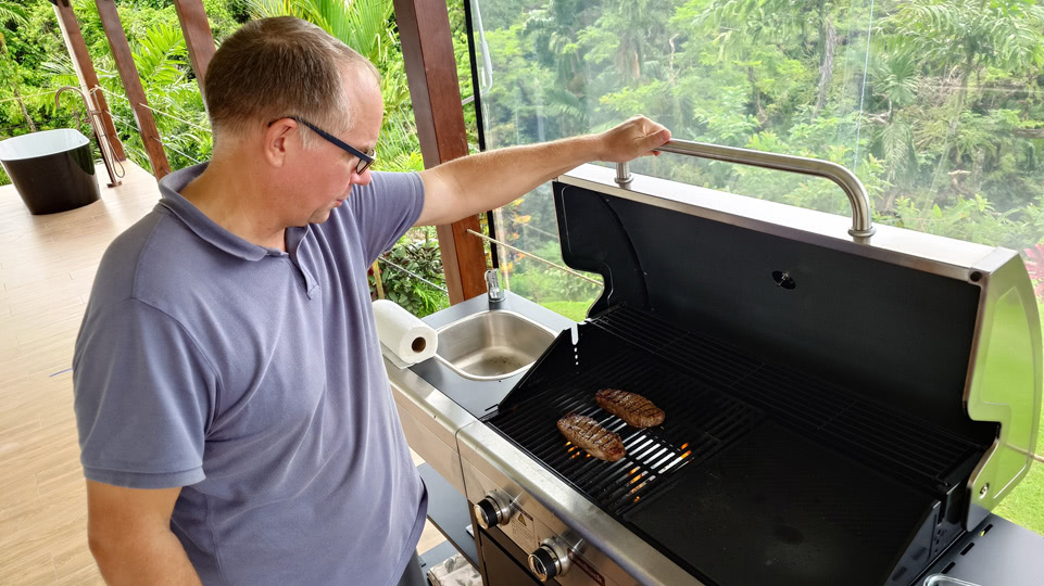 fiji-savusavu-zyklonsaison-sawadiva-estate-grillieren