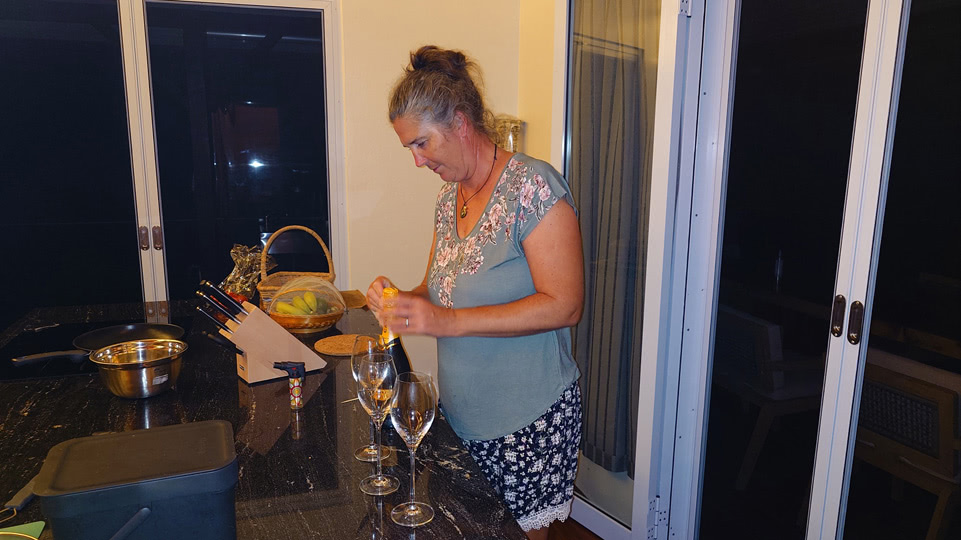 fiji-savusavu-zyklonsaison-silvester-sekt