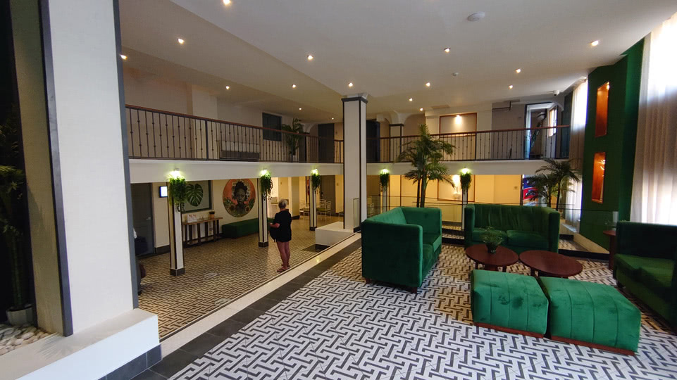 dr-besuch-susanne-teil2-hotel-lobby
